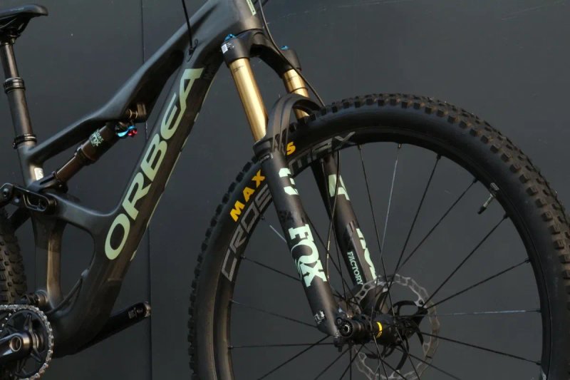 Двопідвісний гірський велосипед Orbea Occam M10 Carbon 29 2024.FOX KASHIMA, Shimano XT, Mavic — фото 5