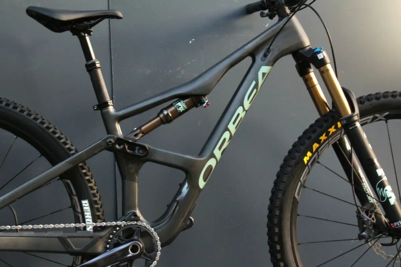 Двопідвісний гірський велосипед Orbea Occam M10 Carbon 29 2024.FOX KASHIMA, Shimano XT, Mavic — фото 7