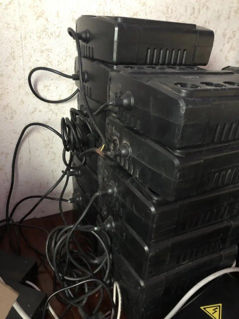 Джерело безперебійного живлення APC Back-UPS ES 550