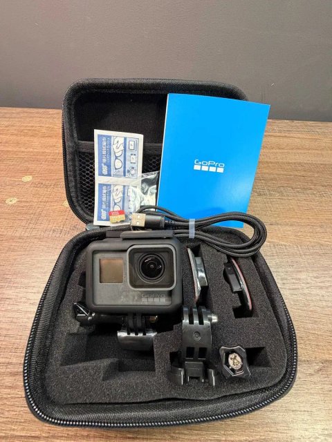 Екшн-камера GoPro Hero 5 б/у, з рамкою та кейсом + 64гб флешка
