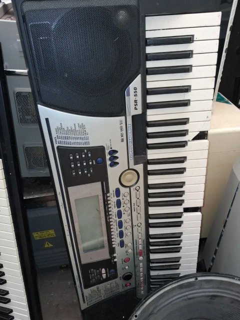 Электросинтезатор YAMAHA  QS 300 . DX 100 . PSS 31 . PSR110 . PSR 77