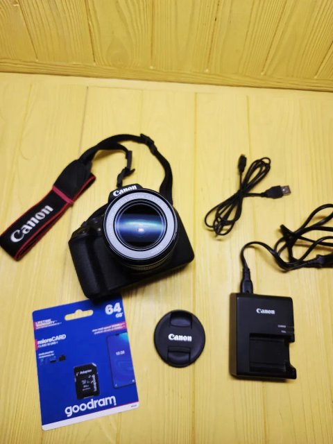 Фотоаппарат Canon EOS 2000D kit 18-55 III + SD 64 Gb ( пробег 400 кадров)