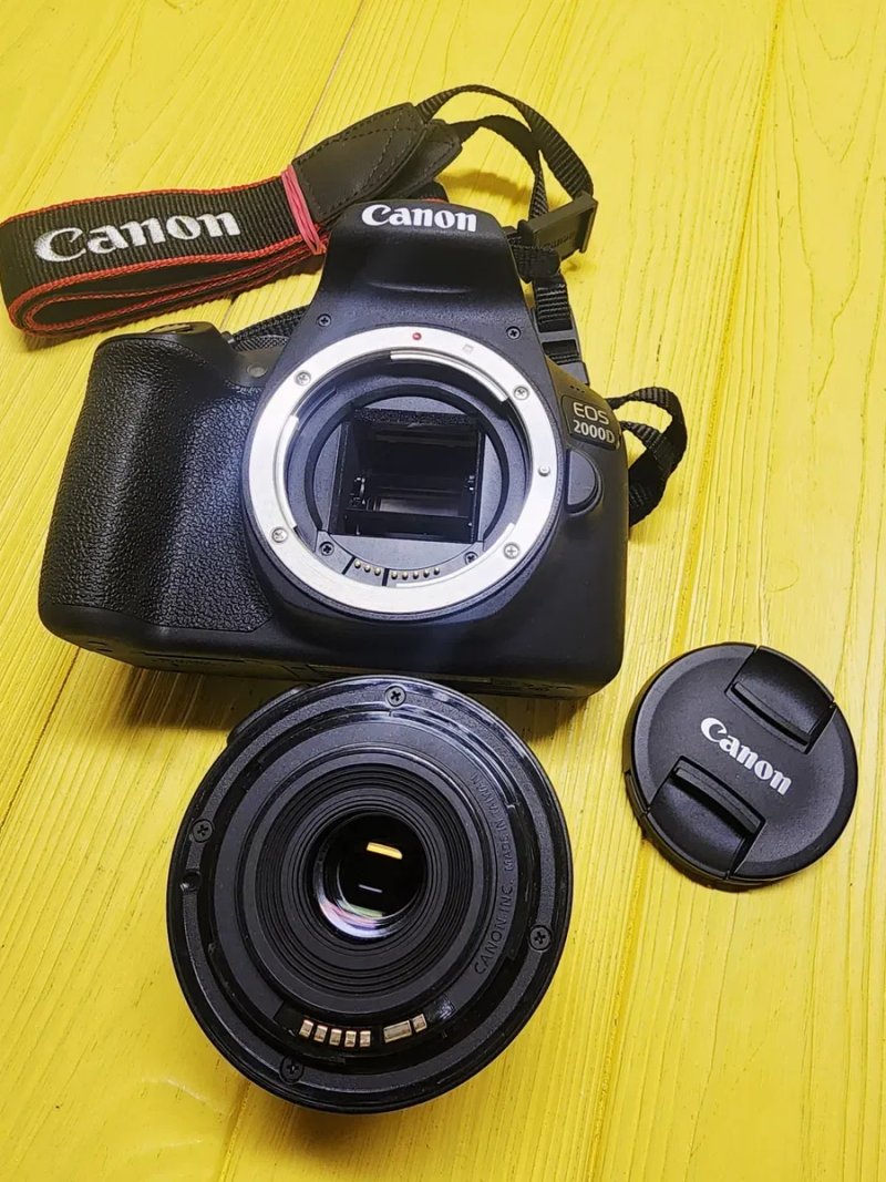 Фотоаппарат Canon EOS 2000D kit 18-55 III + SD 64 Gb ( пробег 400 кадров) — фото 3
