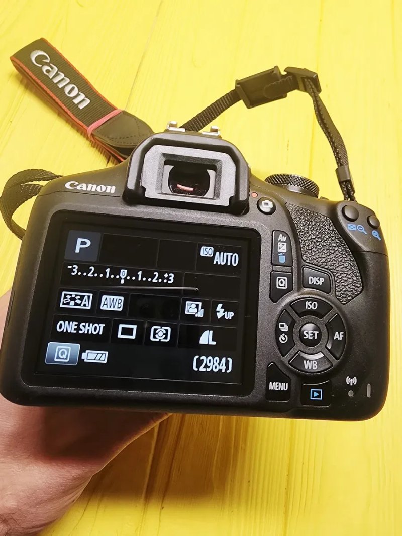 Фотоаппарат Canon EOS 2000D kit 18-55 III + SD 64 Gb ( пробег 400 кадров) — фото 4