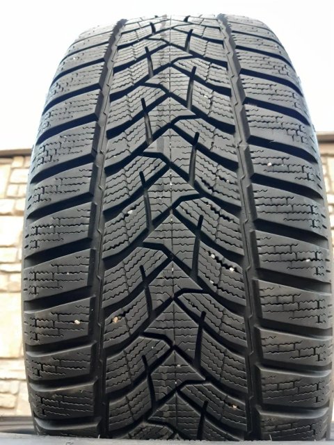 Комплект зимових шин r18 DANLOOP 225/45