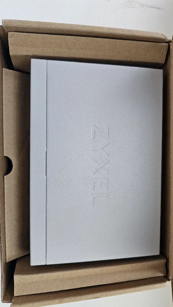 Комутатор Zyxel MG-105 (Zyxel Switch MG-105) та Нова бездротова точка доступу Zyxel Wireless LAN Zyxel NWA50AX. — фото 3