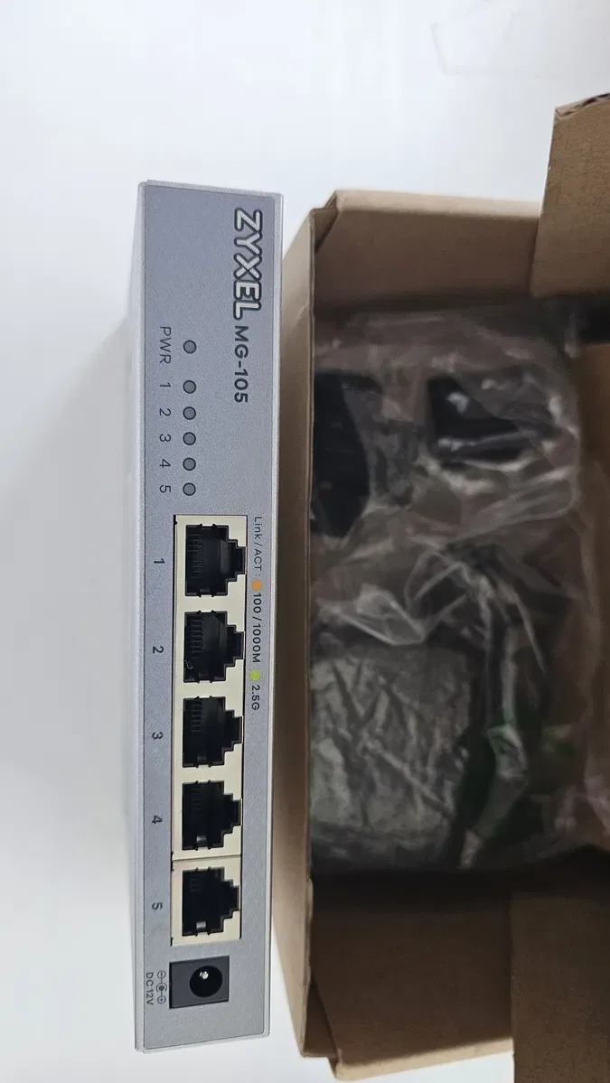 Комутатор Zyxel MG-105 (Zyxel Switch MG-105) та Нова бездротова точка доступу Zyxel Wireless LAN Zyxel NWA50AX. — фото 4