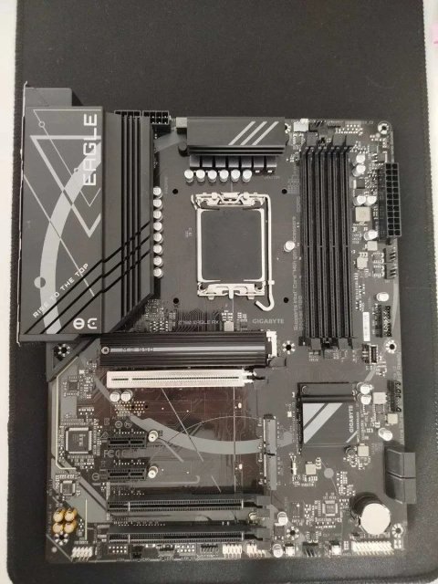 Материнська плата Gigabyte Z790 Eagle AX (LGA1700, DDR5, Wi-Fi 6E, 3x M.2)