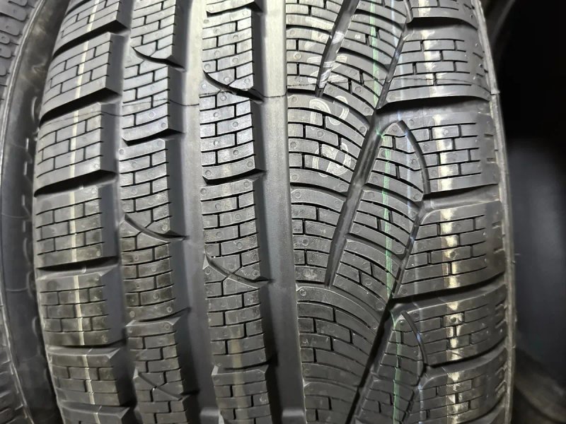 Нові шини 235/40/19 Pirelli R19 зима комплект 2024 резина — фото 2