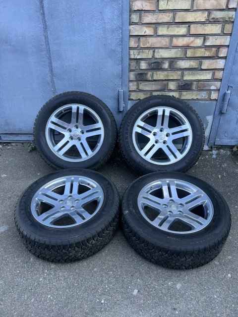 Оригинальные диски Chrysler R18 с зимними шинами Nokian Hakkapeliitta 235/60 R18