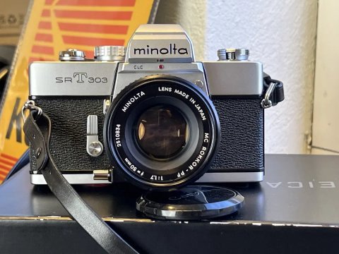 Плівкова фотокамера Minolta srT 303. Обєктив rokkor mc pf 50/1.7