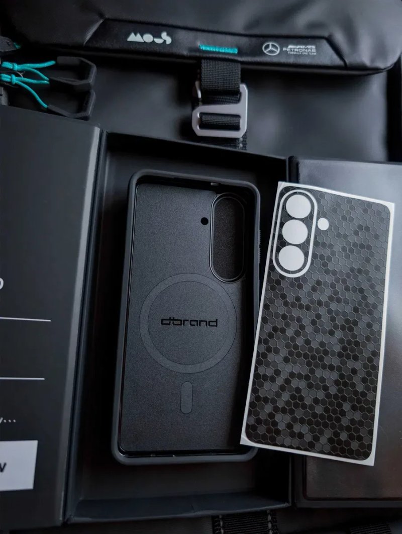 Премиальный чехол Dbrand GRIP для Samsung Galaxy S26 и виниловый скин "Black swarm" — фото 3