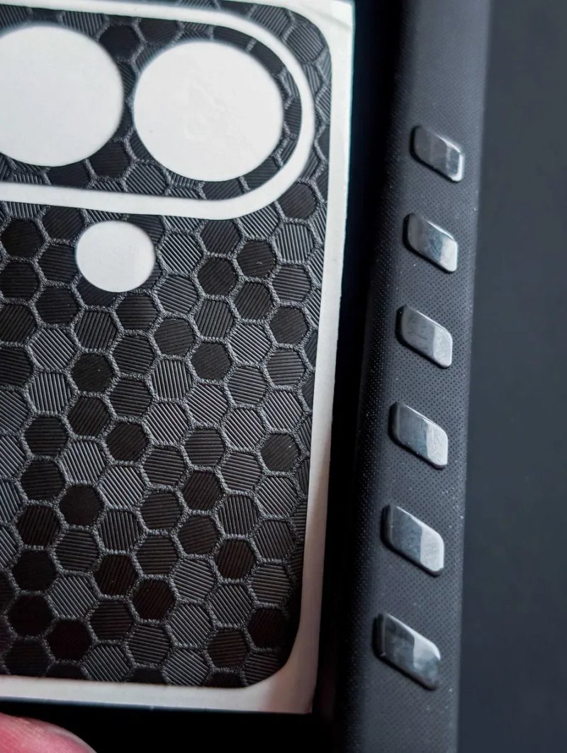 Премиальный чехол Dbrand GRIP для Samsung Galaxy S26 и виниловый скин "Black swarm" — фото 4
