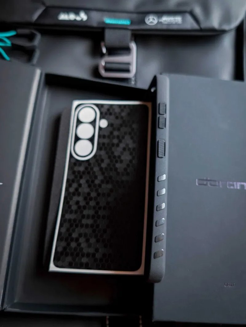 Премиальный чехол Dbrand GRIP для Samsung Galaxy S26 и виниловый скин "Black swarm" — фото 5