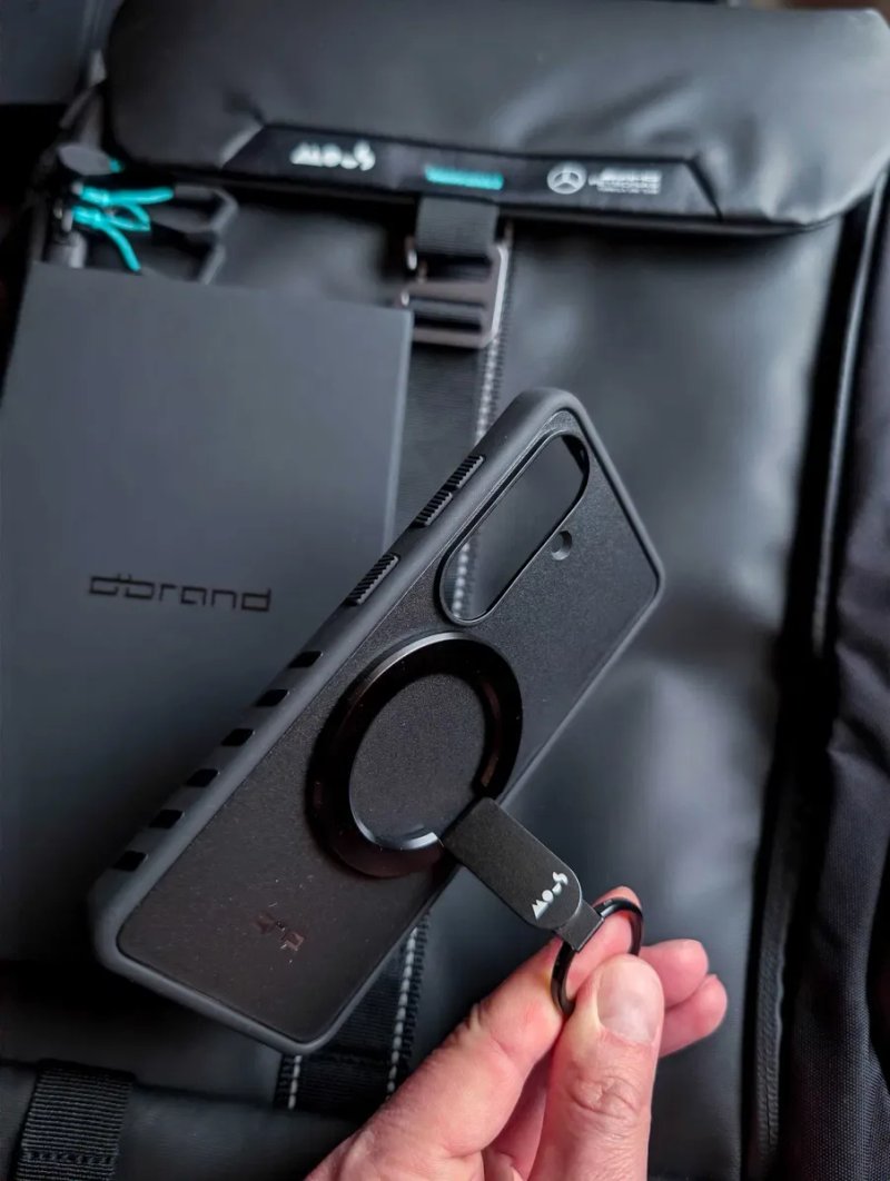 Премиальный чехол Dbrand GRIP для Samsung Galaxy S26 и виниловый скин "Black swarm" — фото 6