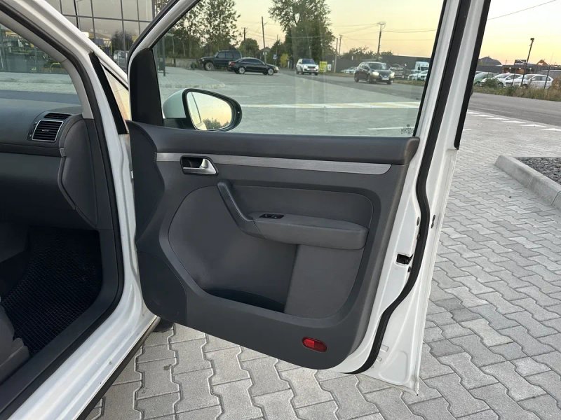 Продам або обміняю Volkswage touran 1.6 дизедь автомат — фото 8