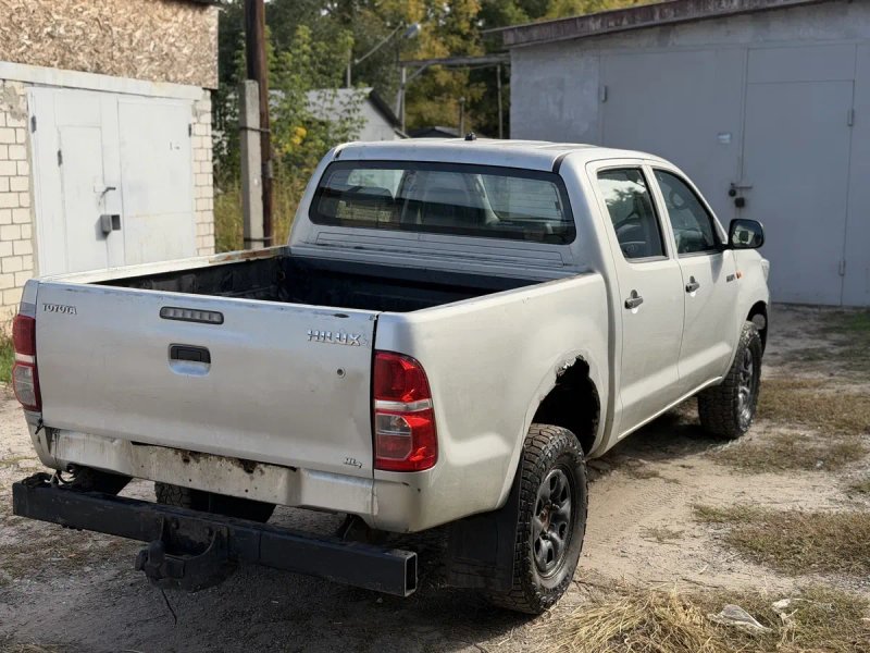 Продам пикап Toyota Hilux 4x4 2012 год возможен обмен — фото 2