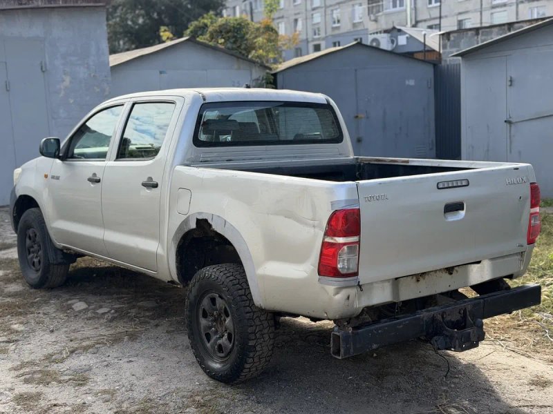 Продам пикап Toyota Hilux 4x4 2012 год возможен обмен — фото 3