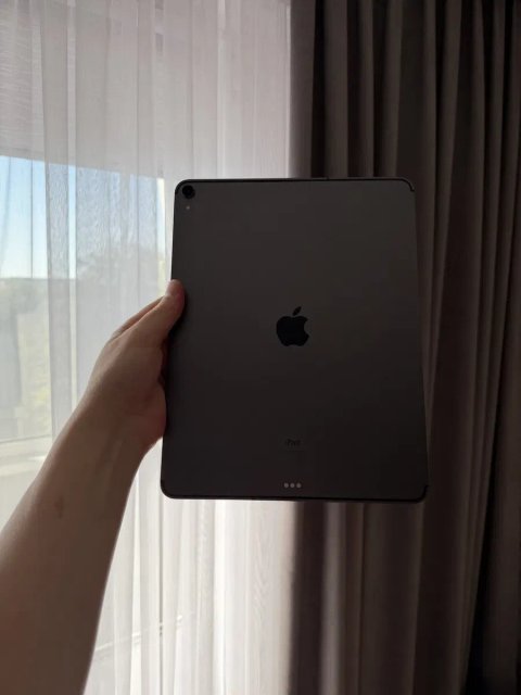 Продається iPad Pro 12.9 дюймів 3-го покоління, 256 GB пам’яті, LTE + Wi-Fi та дисплеєм 120 Гц.