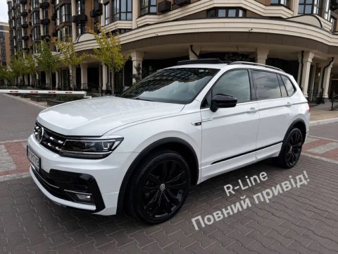R-Line, Панорама, Бездротовий CarPlay, Диски R20, парктроніки вкруг