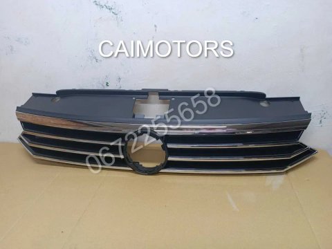 Решетка радиатора гриль верхняя бампера центральная Passat B8 B7