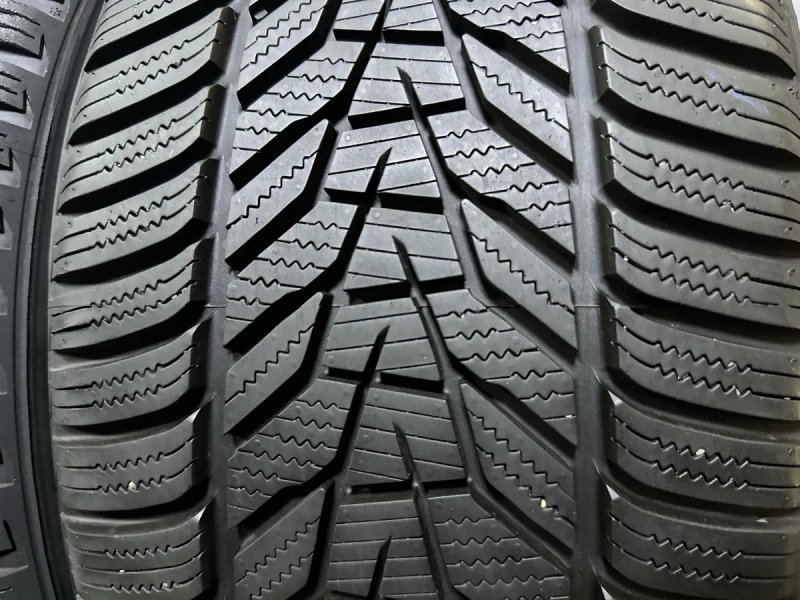 Резина 235/40/19 Hankook R19 зима комплект 2024 95% залишок — фото 2