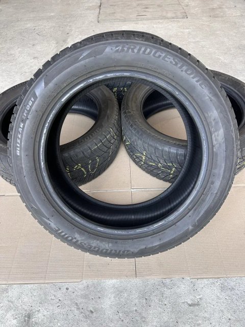 Резина зимная.     Bridgestone  235.50.19.   Poland.
