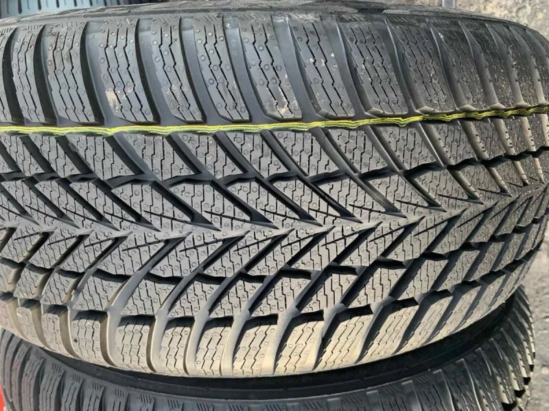 Шини нові  235/50 R17 Nokian зима 2023 рік — фото 2
