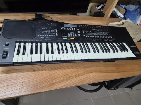 синтезатор Technics KN600..,на востановлення..хриплять динаміки ..