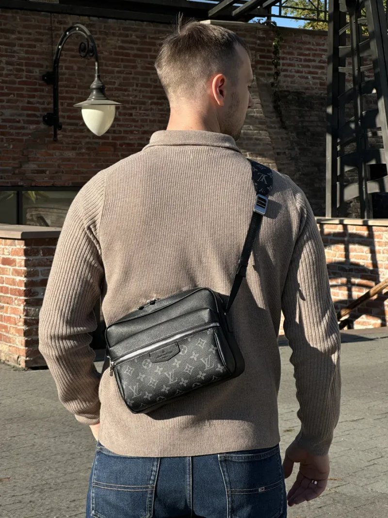 Сумка чоловіча Louis Vuitton Eclipse Outdoor Messenger Monogram Taiga Black копія 1:1 — фото 5