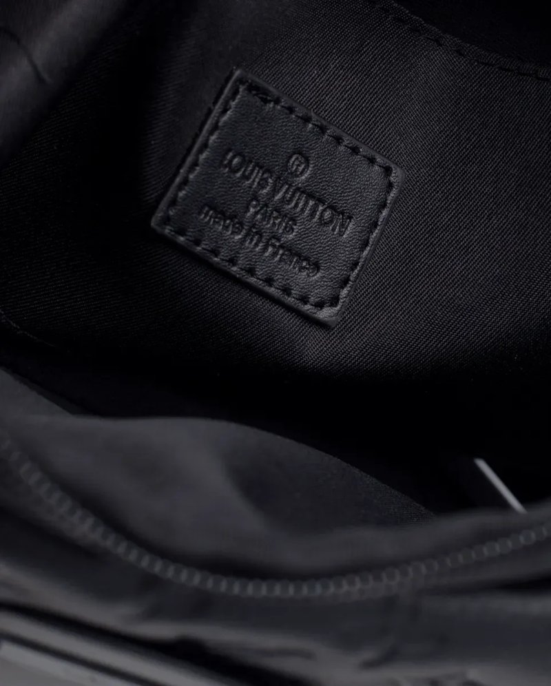 Сумка чоловіча Louis Vuitton S Lock Messenger 2Way Shoulder Bag Monogram Embossed Black копія 1:1 — фото 4