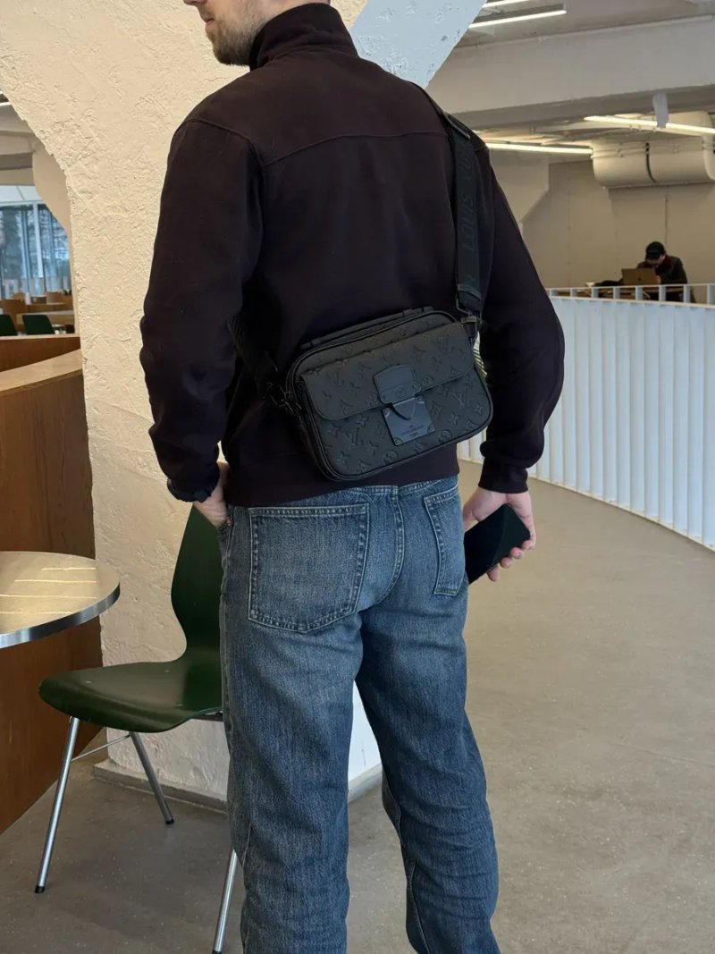 Сумка чоловіча Louis Vuitton S Lock Messenger 2Way Shoulder Bag Monogram Embossed Black копія 1:1 — фото 6