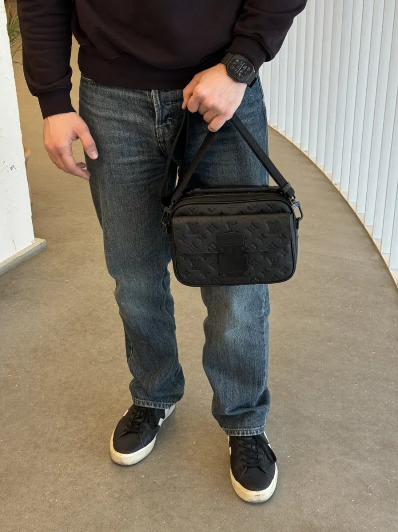Сумка чоловіча Louis Vuitton S Lock Messenger 2Way Shoulder Bag Monogram Embossed Black копія 1:1 — фото 5