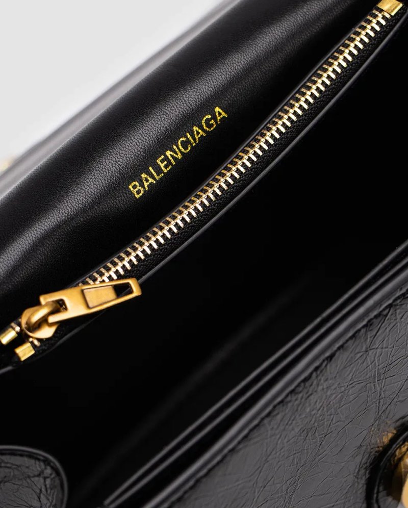 Сумка жіноча Balenciaga Crush Medium Chain Bag Crushed Calfskin in Black\Gold — фото 5