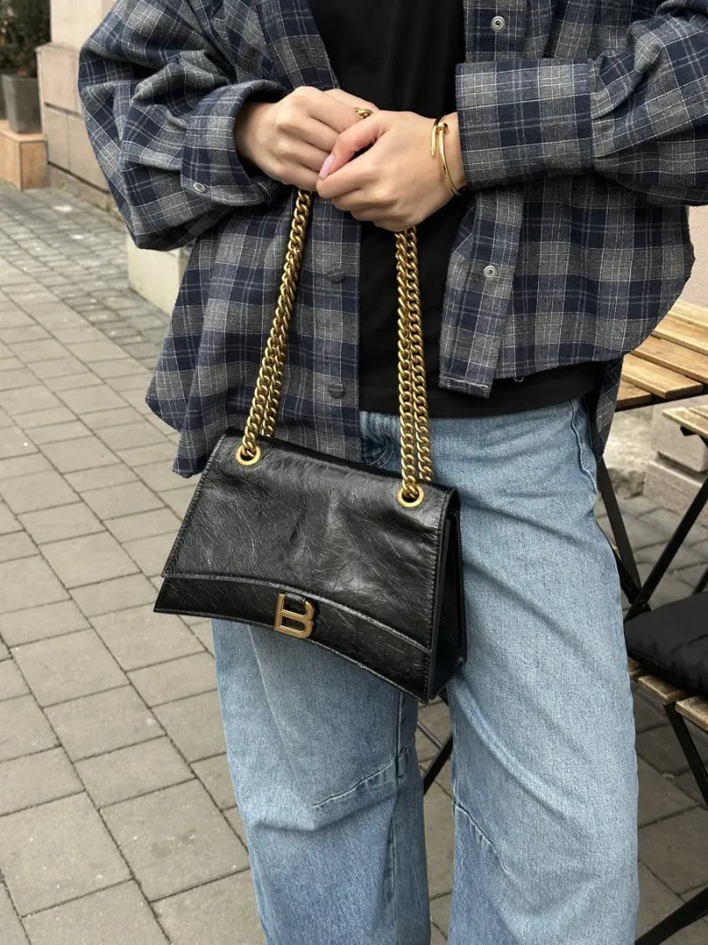 Сумка жіноча Balenciaga Crush Medium Chain Bag Crushed Calfskin in Black\Gold — фото 6
