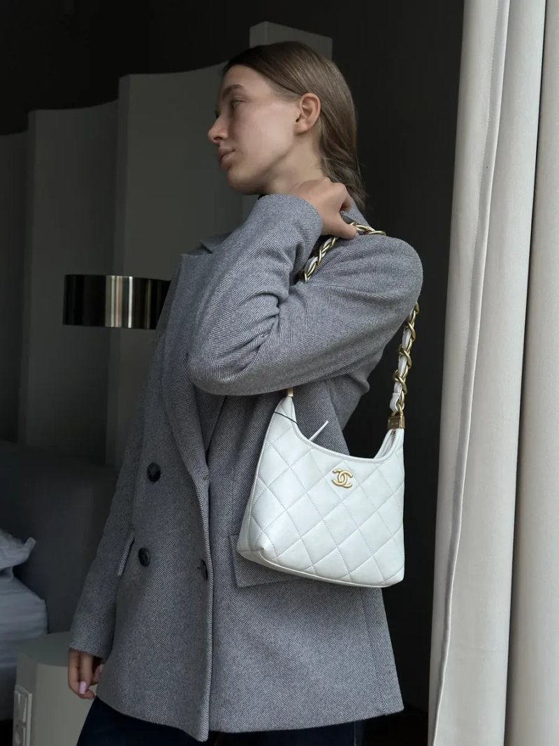 Сумка жіноча Chanel Small Hobo Bag Shiny Lambskin & Gold-Tone Metal, Cream копія 1:1 — фото 6