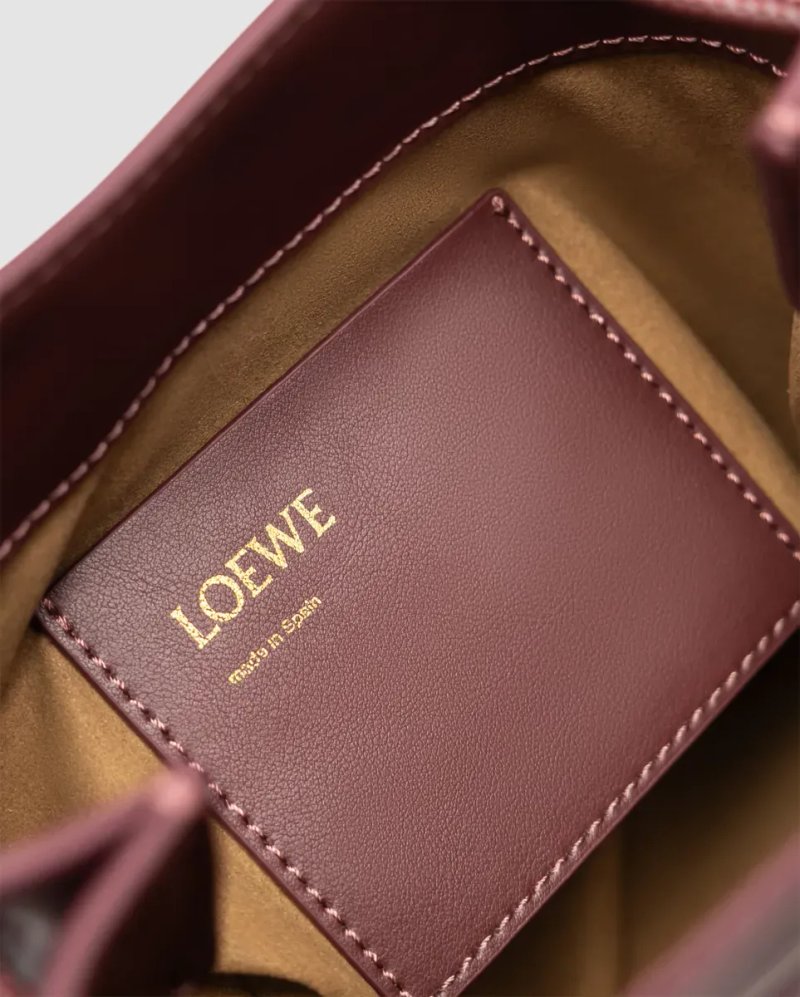 Сумка жіноча Loewe Pebble Pouch in Smooth Calfskin Burgundy копія 1:1 — фото 4
