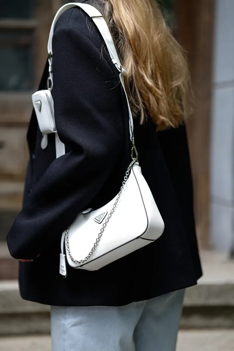 Сумка жіноча Prada Re-Edition 2005 Saffiano Leather Bag White копія 1:1 — фото 6