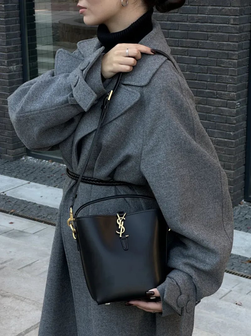 Сумка жіноча Saint Laurent Medium Le 37 Shiny Leather Bucket Bag Black копія 1:1 — фото 8