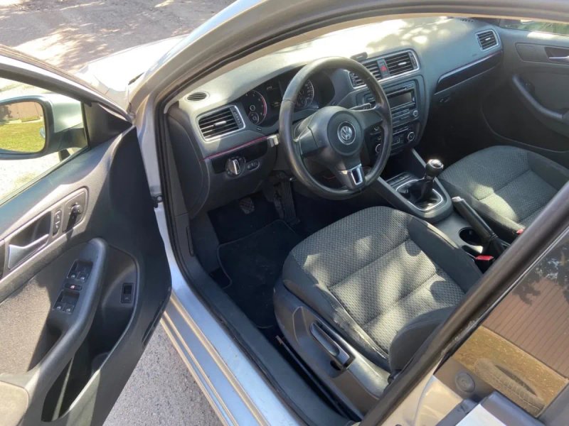 Свіжопришнана Volkswagen Jetta 2013  Turbo — фото 6