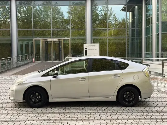Toyota Prius 2014 — фото 8