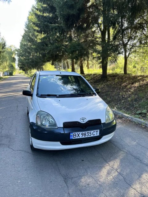 Toyota Yaris 2000 1.0 бензин