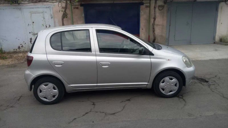 Toyota Yaris автомат 1,3 бензин тойота ярис на автомате авто для города автомобиль — фото 2