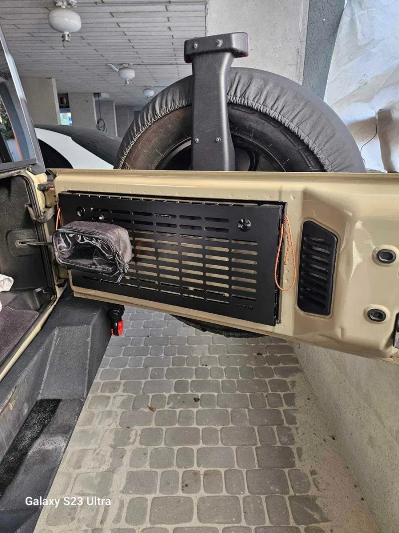 Відкидний стіл на двері багажника Jeep Wrangler JL / JK / TJ Molle XRoad — фото 4