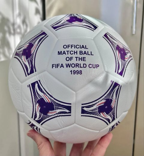 Якісний футбольний мʼяч в ретро стилі. Назва м’яча Tricolore, Франція 98ʼ. Official match ball of the FIFA World Cup 1998, France. Size 5.