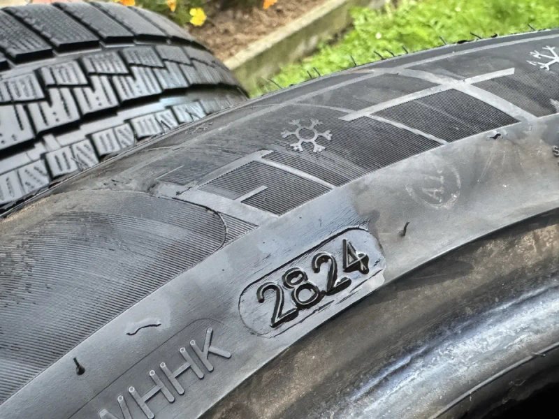 Зимова гума 225/55 R 17 — фото 4