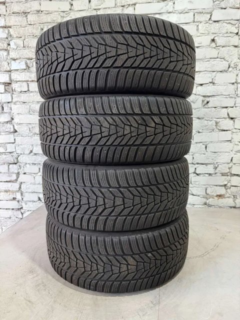 Зимові шини Hankook 235/45 R18