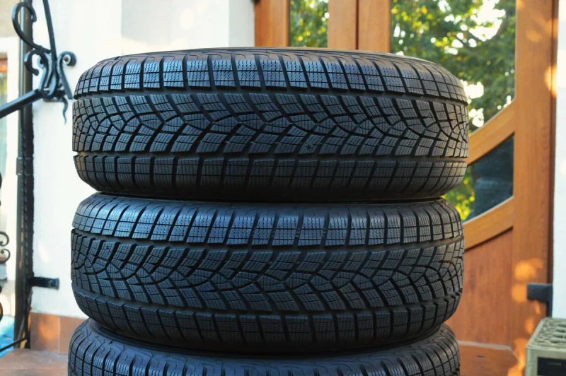 Зимові шини комплект GoodYear UlraGrip Performance+ SUV 215/65 R17 — фото 3