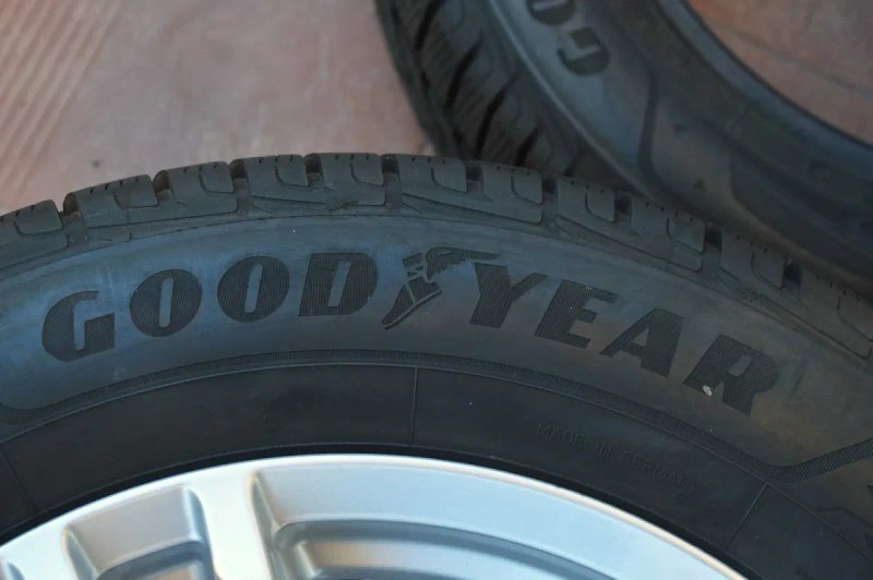 Зимові шини комплект GoodYear UlraGrip Performance+ SUV 215/65 R17 — фото 5