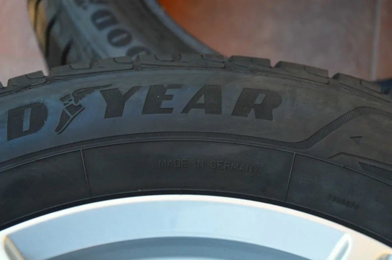 Зимові шини комплект GoodYear UlraGrip Performance+ SUV 215/65 R17 — фото 6